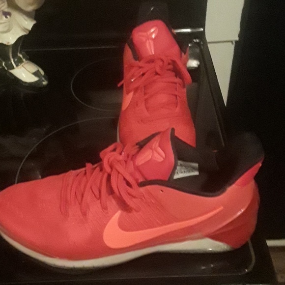 red kobe basketball shoes